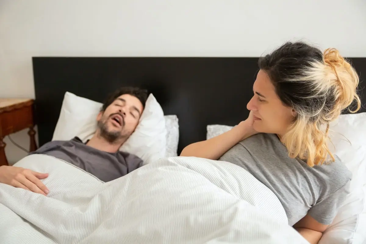 Snorker din partner? 3 grunde til at dårlig søvn kan ødelægge parforholdet - og 3 ting I kan gøre ved det